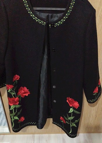 Düğmeli Nakışlı Siyah Midi Kadın Kaban - Görsel 3