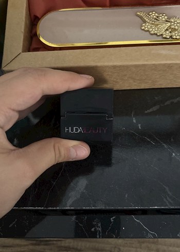 Huda Beauty cherry blossom cake pudra - Görsel 2