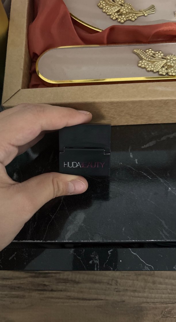 Huda Beauty cherry blossom cake pudra - Görsel 2