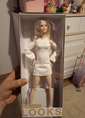 Barbie looks victoria