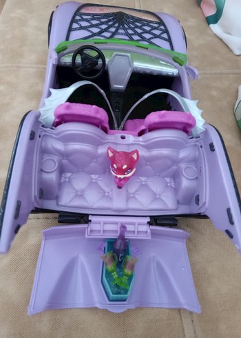 monster high arabası