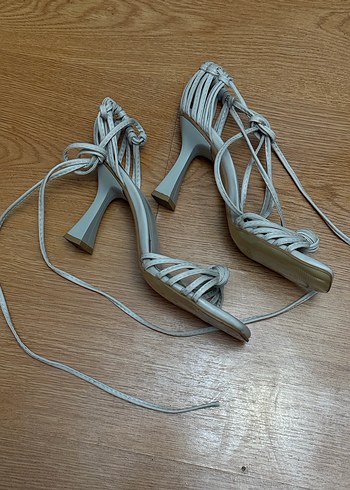 38 Beden Beyaz Bağcıklı İnce Topuklu Kadın Sandalet