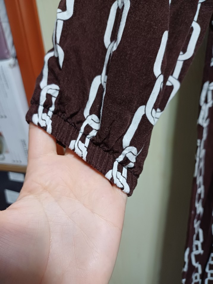 Zincir Desenli Uzun Kahverengi Elbise - Görsel 4