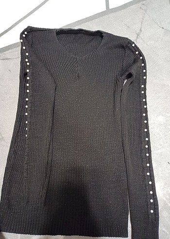 siyah kolların da inci detaylı triko kazak - Görsel 2