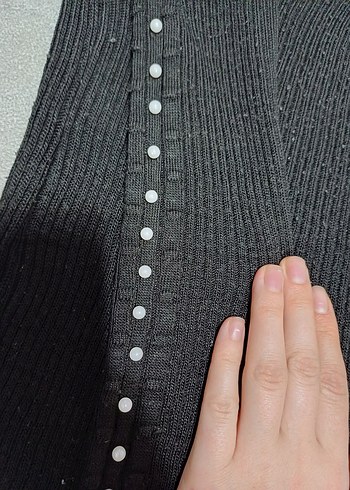 siyah kolların da inci detaylı triko kazak - Görsel 3