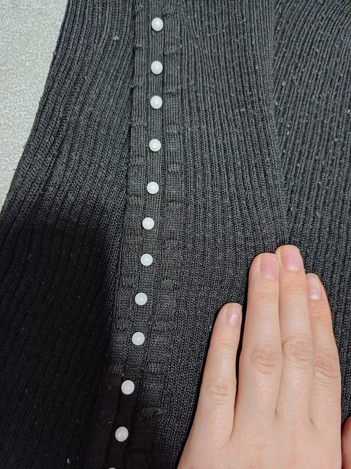 siyah kolların da inci detaylı triko kazak - Görsel 3