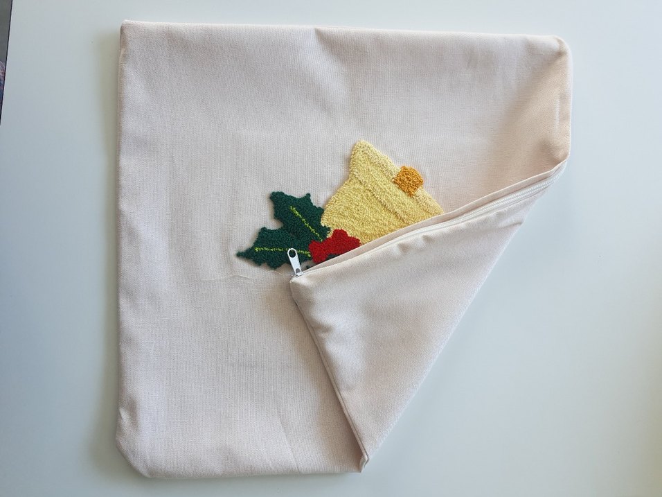 Yeni Yıl Temalı Kabartmalı Punch Kırlent Kılıfı - Sarı Çanlar) - Görsel 3