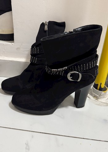 Siyah Yılan Desenli Süet Tokalı Topuklu Bot - Görsel 2