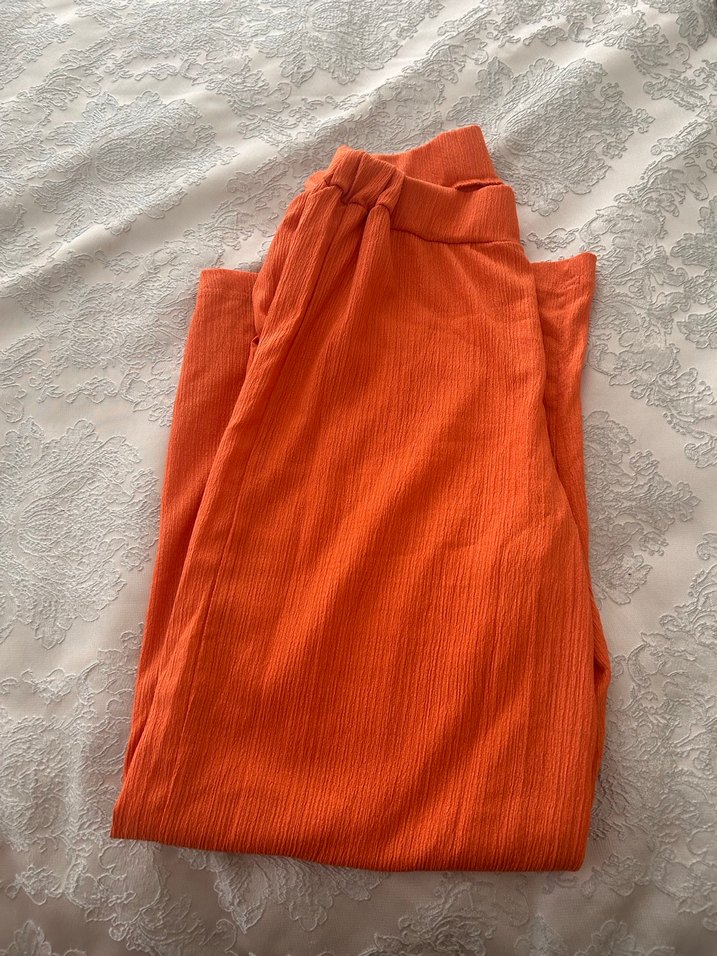 Turuncu V Yaka Piliseli Keten Bluz ve bol kesim pantolon - Görsel 5