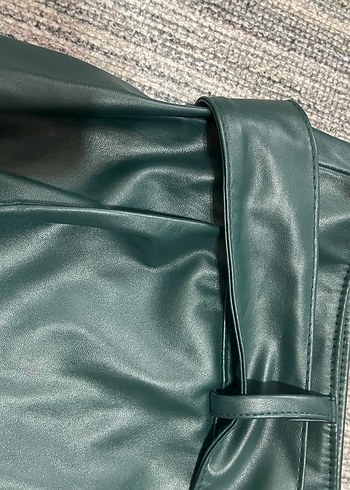Kemerli Yeşil Deri Kadın Şort - Görsel 4