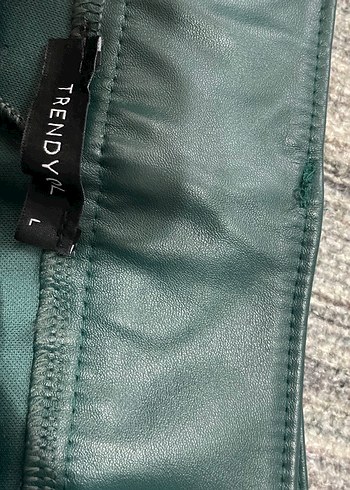 Kemerli Yeşil Deri Kadın Şort - Görsel 3