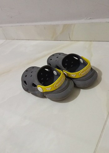 Sarı ve gri çocuk lastik sandalet - Görsel 3