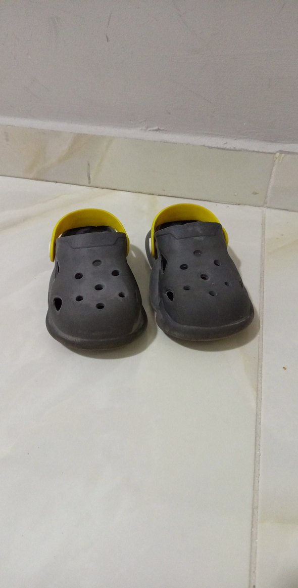 Sarı ve gri çocuk lastik sandalet - Görsel 2