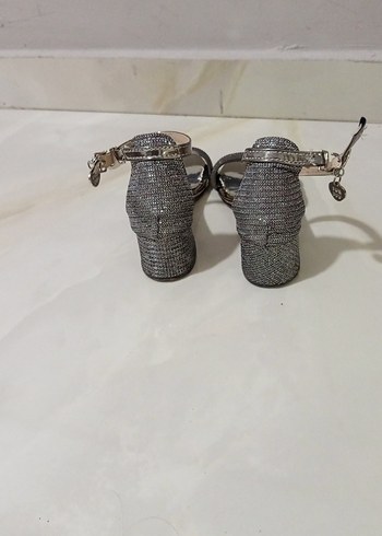 Kemer Detaylı Gri Yılan Desenli Kız Çocuk Topuklu Ayakkabı - Görsel 3