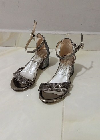 Kemer Detaylı Gri Yılan Desenli Kız Çocuk Topuklu Ayakkabı - Görsel 2