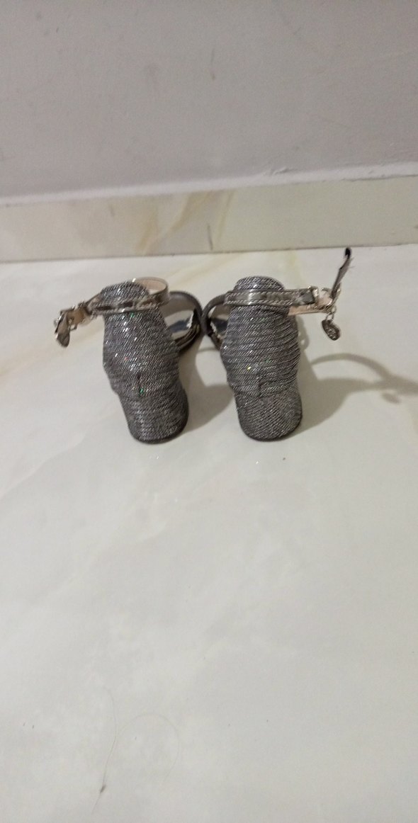 Kemer Detaylı Gri Yılan Desenli Kız Çocuk Topuklu Ayakkabı - Görsel 4