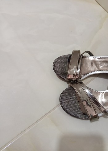 Gri Tokalı Topuklu Kadın Ayakkabı - Görsel 2