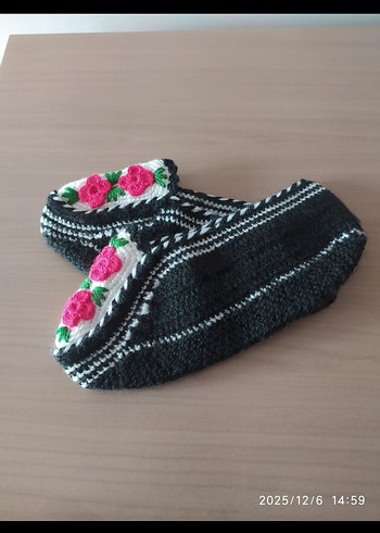 Nakışlı El Örgüsü Siyah-Beyaz Gül Desenli Patik - Görsel 3