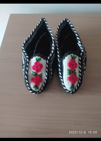 Nakışlı El Örgüsü Siyah-Beyaz Gül Desenli Patik - Görsel 5