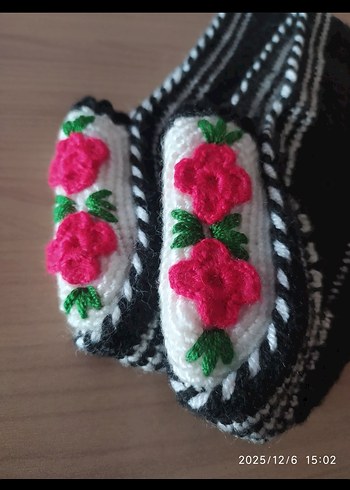 Nakışlı El Örgüsü Siyah-Beyaz Gül Desenli Patik - Görsel 4