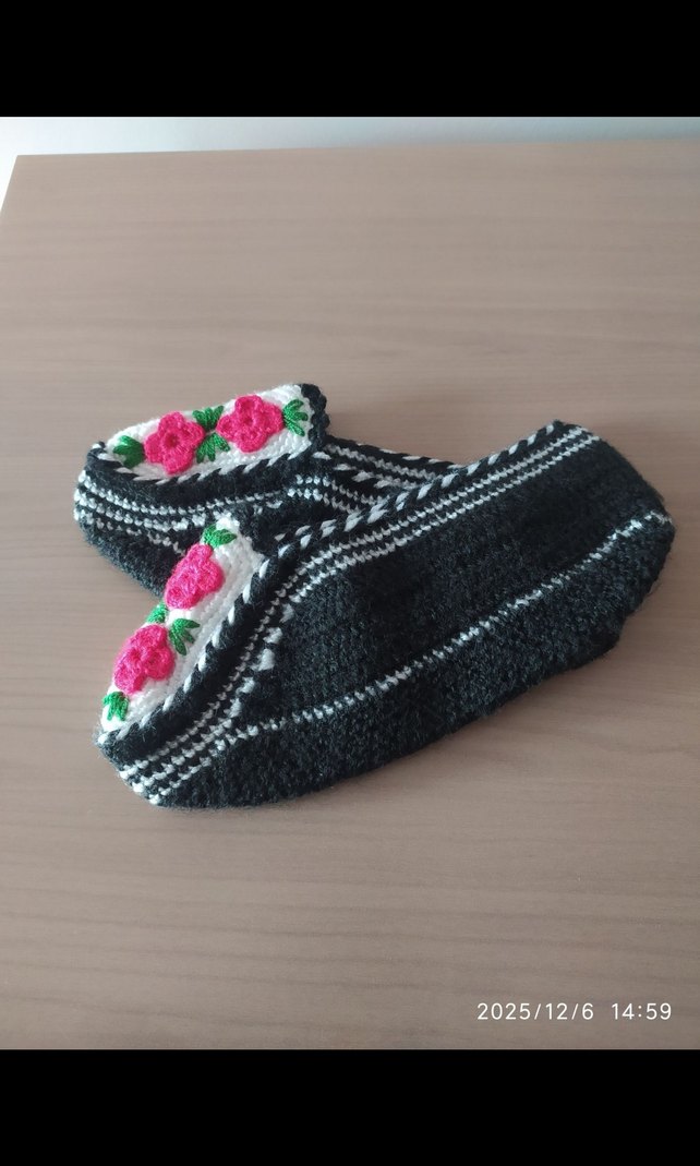 Nakışlı El Örgüsü Siyah-Beyaz Gül Desenli Patik - Görsel 3