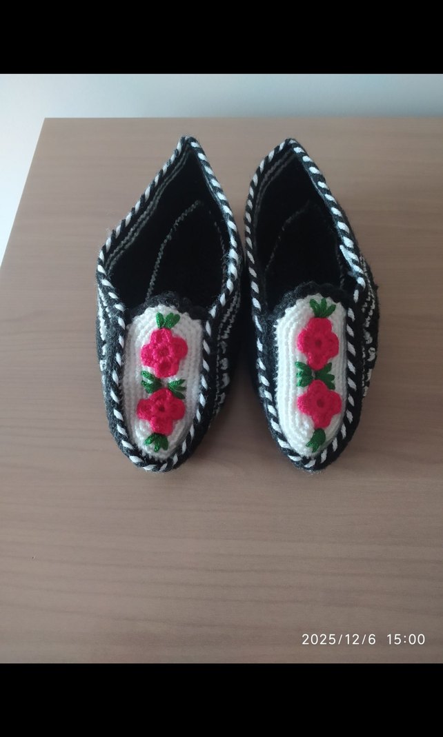 Nakışlı El Örgüsü Siyah-Beyaz Gül Desenli Patik - Görsel 5