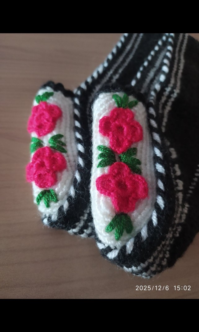 Nakışlı El Örgüsü Siyah-Beyaz Gül Desenli Patik - Görsel 4