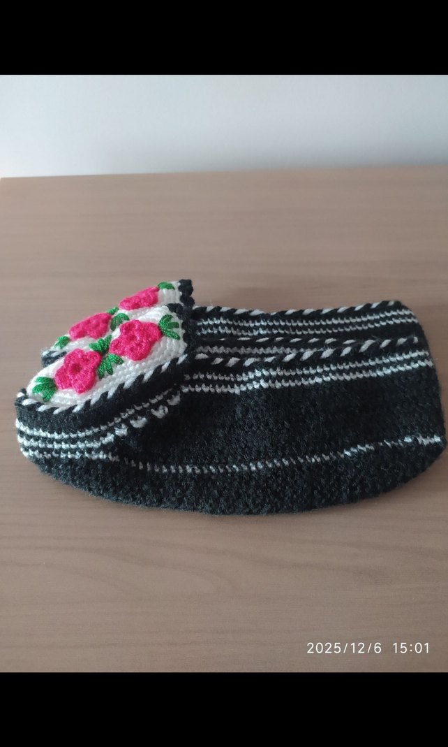 Nakışlı El Örgüsü Siyah-Beyaz Gül Desenli Patik - Görsel 2