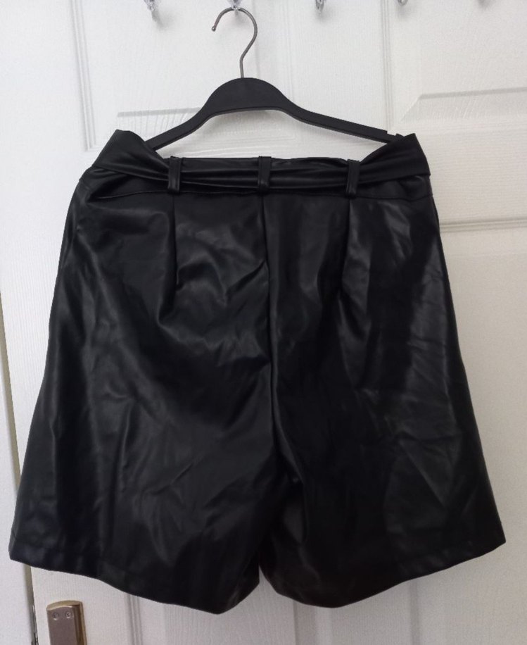 Kadın Siyah Deri Kemerli Mini Şort - Görsel 2