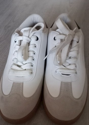 Gri Tabanlı Beyaz Kadın Spor Ayakkabısı - Görsel 3