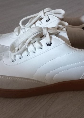 Gri Tabanlı Beyaz Kadın Spor Ayakkabısı - Görsel 2