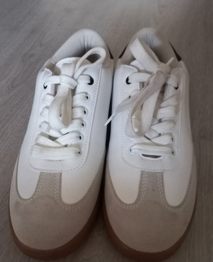 Gri Tabanlı Beyaz Kadın Spor Ayakkabısı - Görsel 3