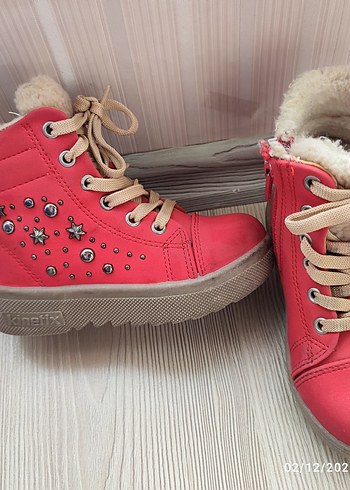 Kız Çocuk Kırmızı Kürklü Bot - Görsel 3