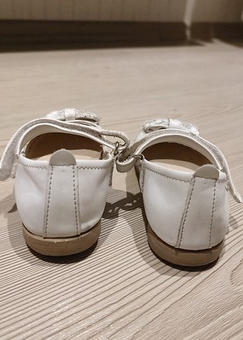 Beyaz Yılan Desenli Fiyonklu Kız Babet - Görsel 3