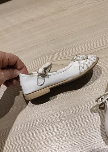 Beyaz Yılan Desenli Fiyonklu Kız Babet - Görsel 4