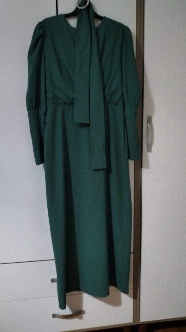 Uzun Kollu Yeşil Drapeli Kemerli Tesettür Abiye - Görsel 2