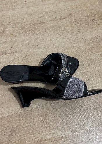 Gri Parlak Taşlı Kadın Topuklu Terlik - Görsel 4