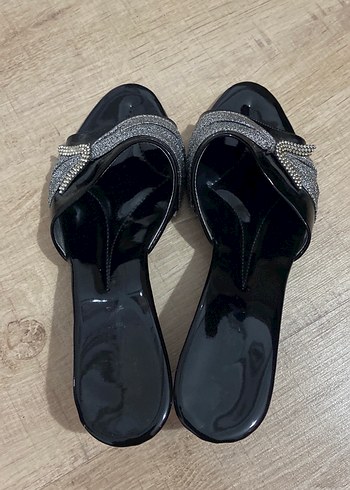 Gri Parlak Taşlı Kadın Topuklu Terlik - Görsel 2