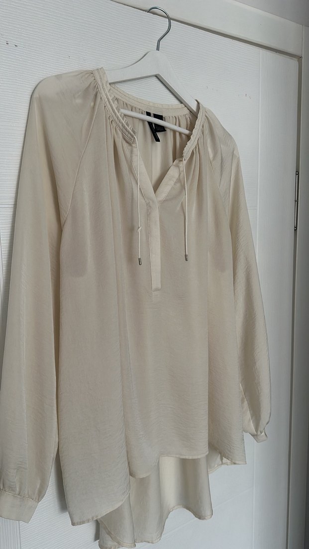 Bej V Yakalı Bol Kesim gömlek - Görsel 2