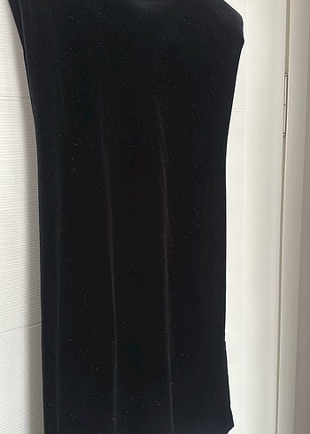 Siyah Kolsuz Midi V Yakalı vatkalı simli elbise - Görsel 2