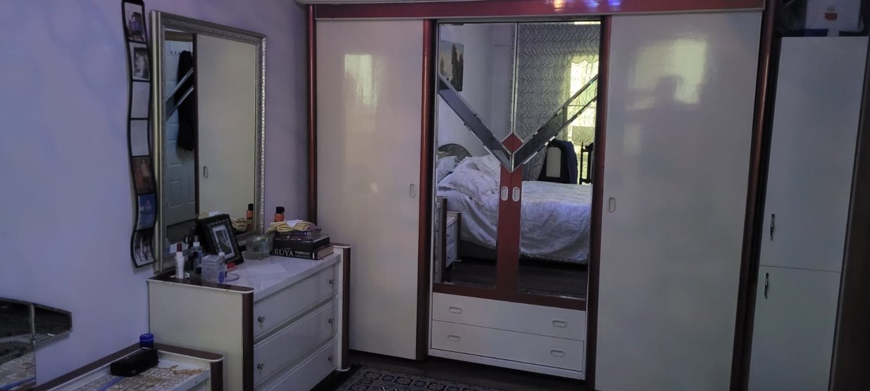 GÜL KURUSU VE KEMİK RENGİ ŞİFONYER VE KAYAR KAPAKLI GARDROPTAKIM - Görsel 2