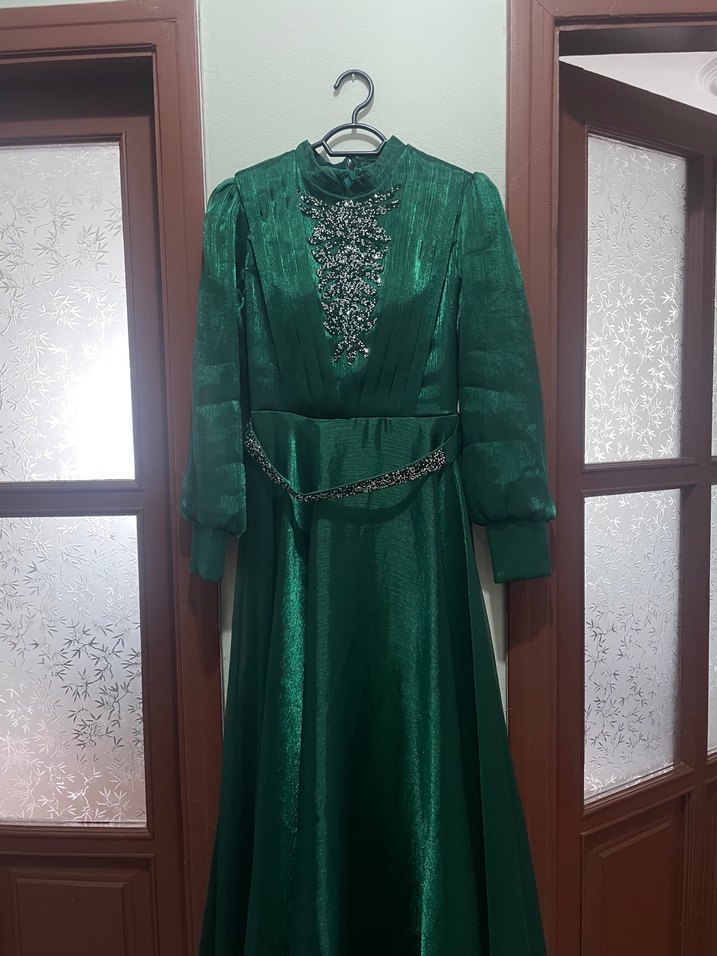 Yeşil İşlemeli Uzun Abiye Elbise - Görsel 2