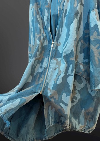 Mavi Kamuflaj Kapüşonlu Uzun Denim Yağmurluk - Görsel 4