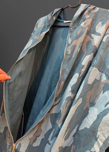 Mavi Kamuflaj Kapüşonlu Uzun Denim Yağmurluk - Görsel 3