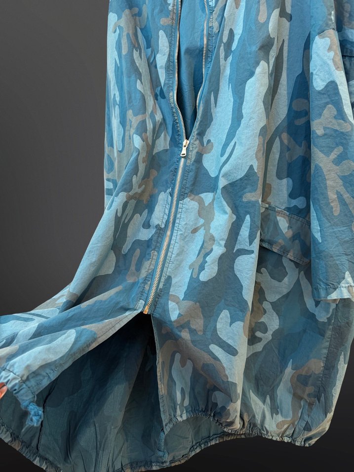 Mavi Kamuflaj Kapüşonlu Uzun Denim Yağmurluk - Görsel 4