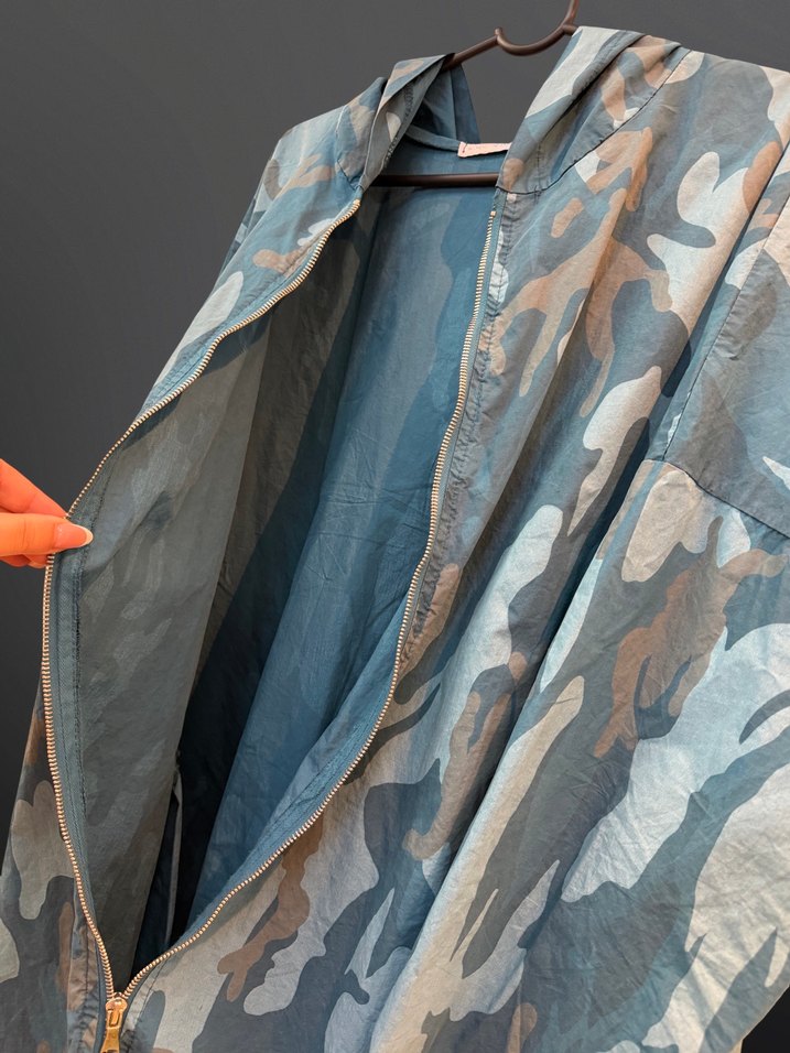 Mavi Kamuflaj Kapüşonlu Uzun Denim Yağmurluk - Görsel 3