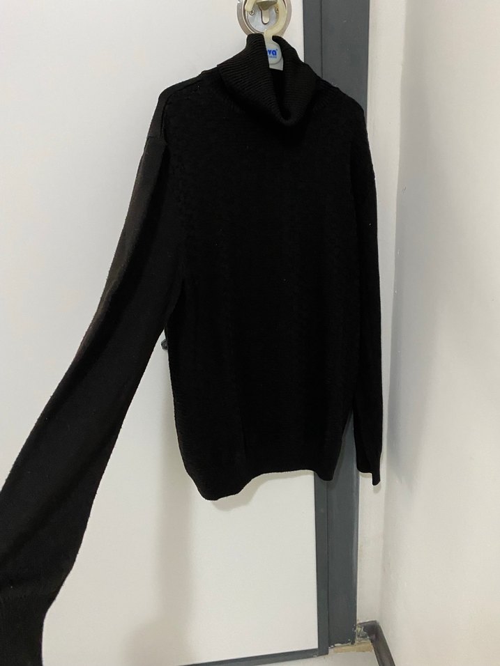 Siyah Boğazlı Triko Kazak - Görsel 2