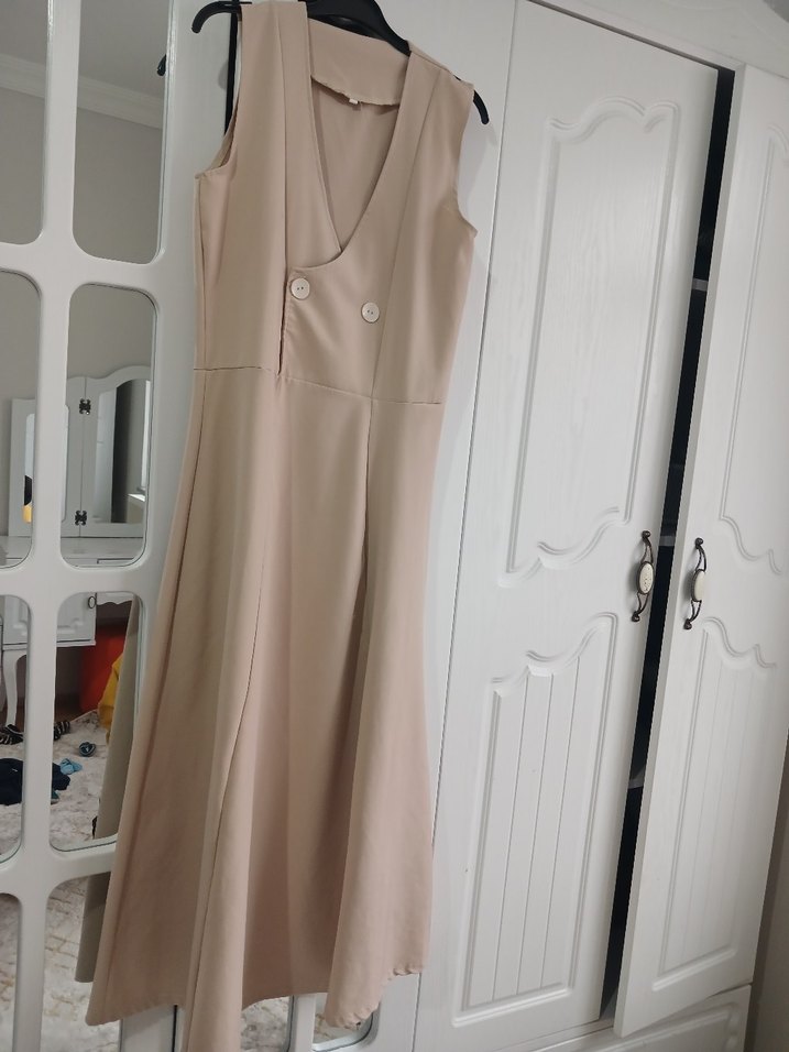 Bej V Yakalı Düğmeli Uzun Elbise - Görsel 4