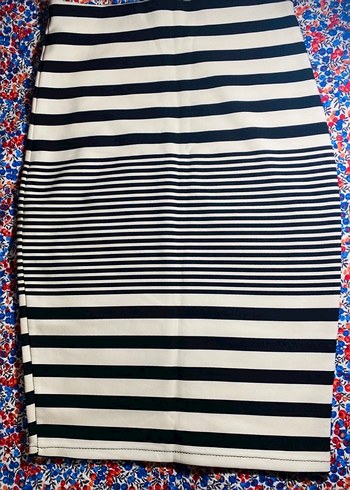 Siyah Beyaz Çizgili Kalem Etek - Görsel 3