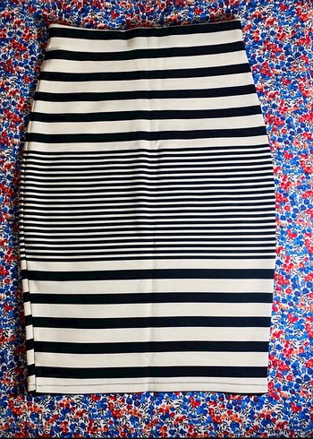 Siyah Beyaz Çizgili Kalem Etek - Görsel 2